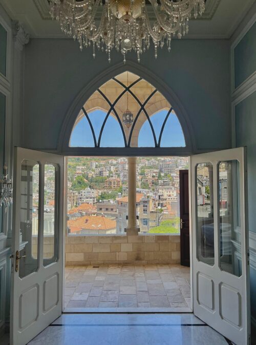 Vue sur Zahlé depuis un intérieur élégant